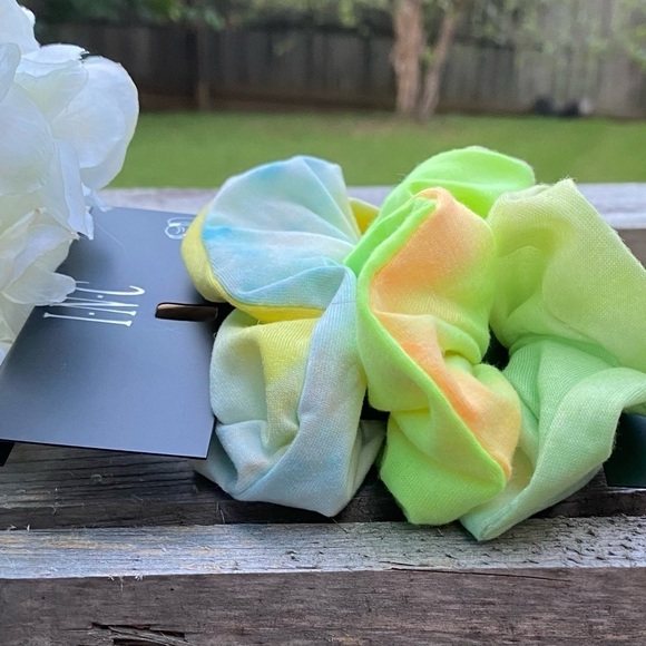 NWT LOT / BUNDLE OF SCRUNCHIES AND HAIR TIES BY INC. - Picture 2 of 10